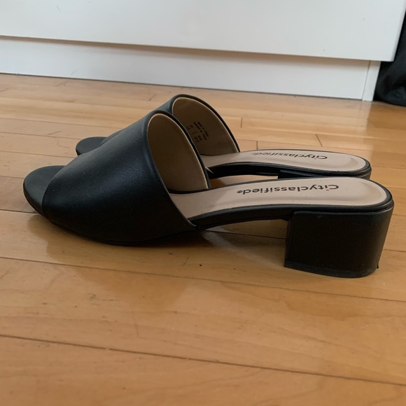 ⭐️HOST PICK⭐️ [7.5]👡CITYCLASSIFIED mule sandals - Picture 9 of 9